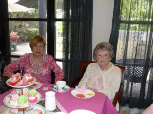 Doris and her daughter Helen.